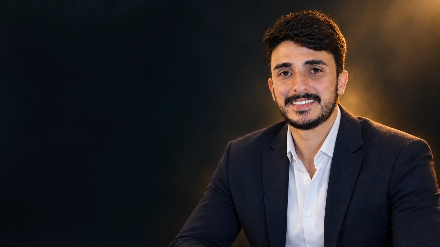 Retrato de Marcello Vitor com fundo editorial.